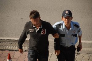 Silahını attı ama yakalanmaktan kurtulamadı