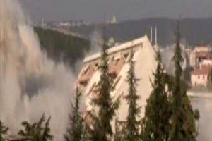 Askeri lojmanlar dinamitle b&ouml;yle yıkıldı