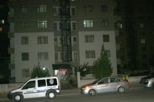 &Uuml;niversite &ouml;ğrencisi 5. kattan atladı