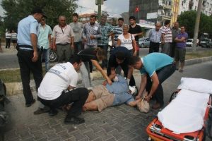 D&uuml;ğ&uuml;n yolunda kaza; 1'i ağır 2 yaralı