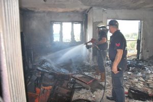 &Ccedil;akmakla oynayan &ccedil;ocuk evi yaktı
