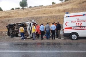 Virajı alamayan kamyon takla attı: 1 yaralı