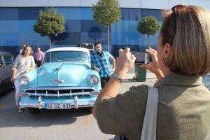 Klasik otomobil tutkunları yollarda