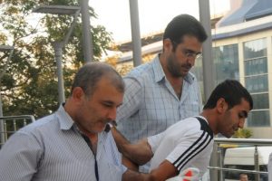 Kuyumcuya aldırış etmeden vitrin camını kırıp altınları &ccedil;aldı