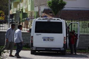 Minib&uuml;s&uuml;n &ccedil;arptığı &ccedil;ocuğun bacaklarından otomobil ge&ccedil;ti