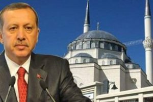 Başbakan annesi i&ccedil;in Kur'an okudu!