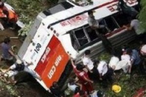 &Ccedil;in'de yolcu otob&uuml;sleri birbirine girdi
