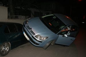 D&uuml;z yolda otomobilin tepesine &ccedil;ıktı
