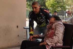 Lastiği patlayan motosiklet devrildi