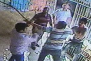 17 yaşındaki gence sokak ortasında dayak kamerada