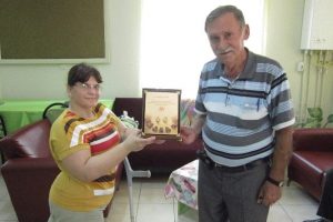 Engelli dostu &ouml;ğretmene plaket