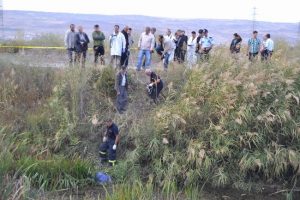 Kafasına sıkıp su kanalına attılar