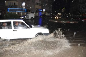 İneg&ouml;l'de yağmur hayatı olumsuz etkiledi