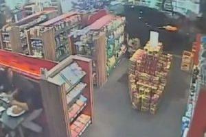 &Uuml;nl&uuml; futbolcu otomobiliyle markete daldı