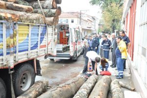 &Uuml;zerine tomruk d&uuml;şen adam hayatını kaybetti