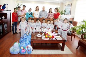 Kreş &ccedil;ocuklarından engelli arkadaşlarına mavi kapak