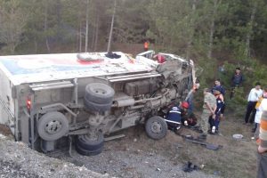 Kamyon şarampole yuvarlandı: 2 yaralı
