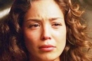 Azra Akın g&ouml;zyaşlarını tutamadı