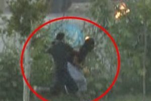 Polise molotof atarken kendini yakıyordu
