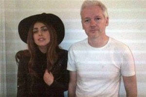 Lady Gaga Assange'ı ziyaret etti