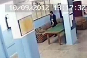 Okuldan atılan &ouml;ğrenci &ouml;ğretmenlere bı&ccedil;akla saldırdı