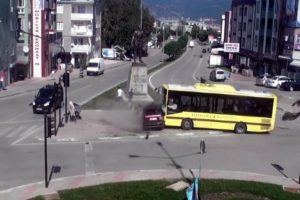 Mobesenin g&ouml;r&uuml;nt&uuml;lediği kazadaki bayan yolcu kurtarılamadı