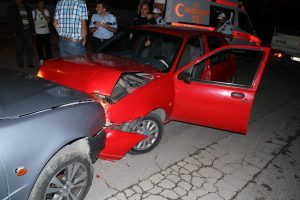 Otomobiller kafa kafaya &ccedil;arpıştı