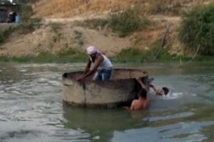 Suriyeli k&ouml;yl&uuml;ler Asi Nehri'ni y&uuml;zerek ge&ccedil;ip Hatay'a geliyor