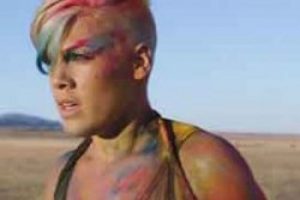 Şarkıcı Pink hem dayak yiyor hem de dans ediyor