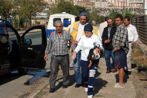 Yolcu minib&uuml;s&uuml; ile otomobil &ccedil;arpıştı