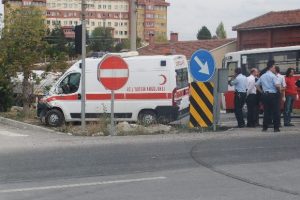 Yaralı taşıyan ambulans kamyonla &ccedil;arpıştı: 3 yaralı