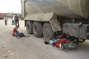Motosiklet kamyonun altına girdi: 2 yaralı