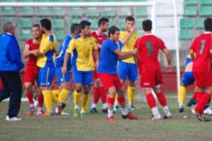 Futbolcular tekme tokat birbirine girdi