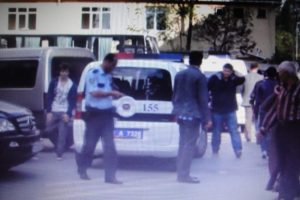 Y&uuml;ksek sesle konuşan gen&ccedil;ler dayak yedi