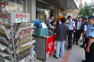 Zabıtadan kaldırım işgali operasyonu