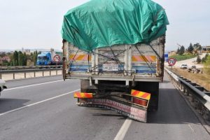 Kamyonet kamyona &ccedil;arptı: 2 yaralı