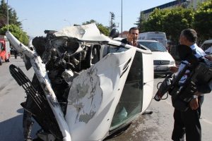 Takla atan ara&ccedil;tan burnu bile kanamadan kurtuldu