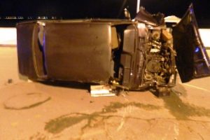 Alkoll&uuml; s&uuml;r&uuml;c&uuml; otomobiliyle takla attı