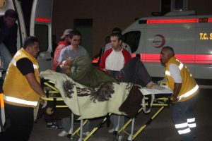 Anayola &ccedil;ıkan ineğe &ccedil;arptı