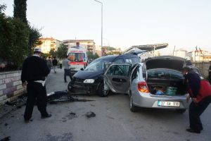 Alkoll&uuml; s&uuml;r&uuml;c&uuml;, &ouml;nce duvara sonra araca &ccedil;arptı