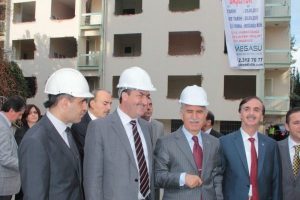 Bursa'da kentsel d&ouml;n&uuml;ş&uuml;m i&ccedil;in ilk bina yıkıldı