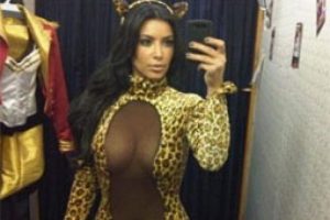 Kim Kardashian'ın seksi cadılar bayramı kost&uuml;m&uuml;
