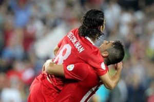 Burak ve Sel&ccedil;uk salonda &ccedil;alıştı