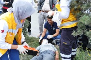 Kavgadan ka&ccedil;an kıza araba &ccedil;arptı