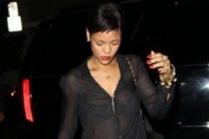 Ünlü şarkıcı Rihanna seksi kıyafetiyle görüntülendi.