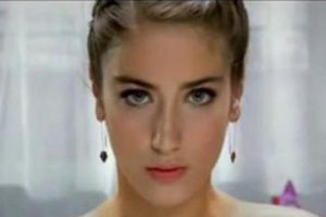 Hazal Kaya'nın fanları zor durumda