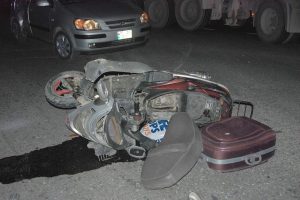 Motosikletle otomobil &ccedil;arpıştı