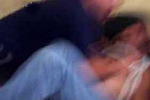 Yurttan ka&ccedil;an kızla ilişkiye girdiler