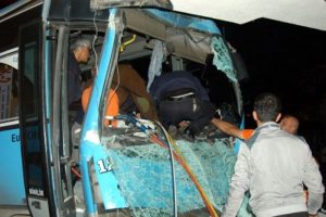 Halk otob&uuml;s&uuml; binaya &ccedil;arparak durdu