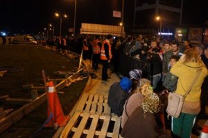 11 iş&ccedil;inin &ouml;ld&uuml;ğ&uuml; AVM'nin a&ccedil;ılışında kuyruk oluştu